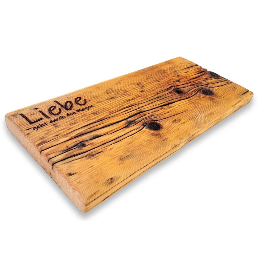 Servierbrett aus Massivholz / Altholz in Farbe honey mit Gravur "Liebe geht durch den Magen" Servierbrett aus Massivholz / Altholz in Farbe honey mit Gravur "Liebe geht durch den Magen"